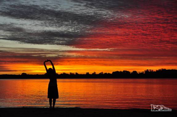 A Ana admira um glorioso pôr-do-sol logo na nossa chegada ao Uruguai, na cidade de Paysandú
